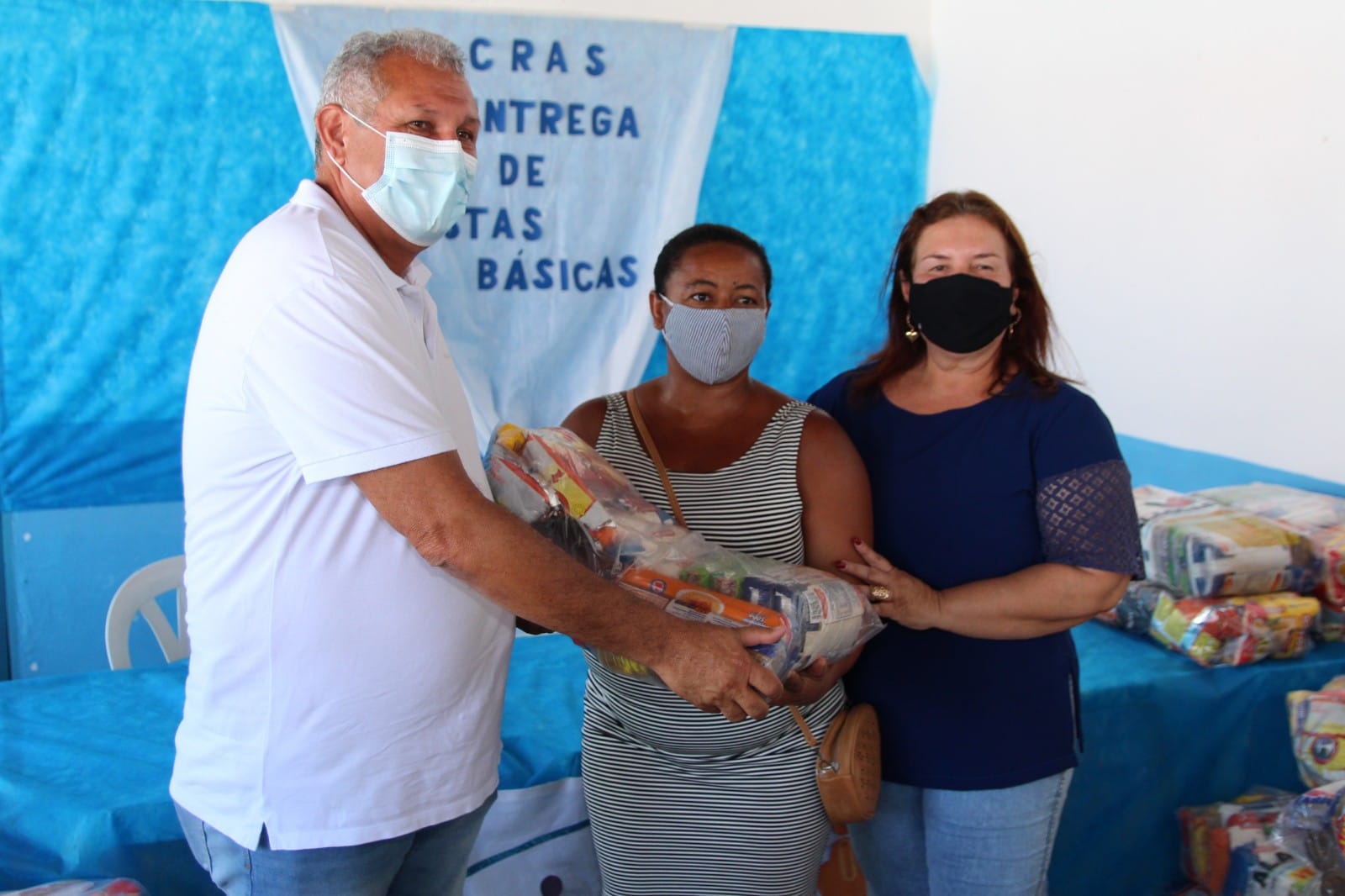 Beneficiários do CadÚnico do Pontal de Coruripe recebem cestas básicas no Pontal